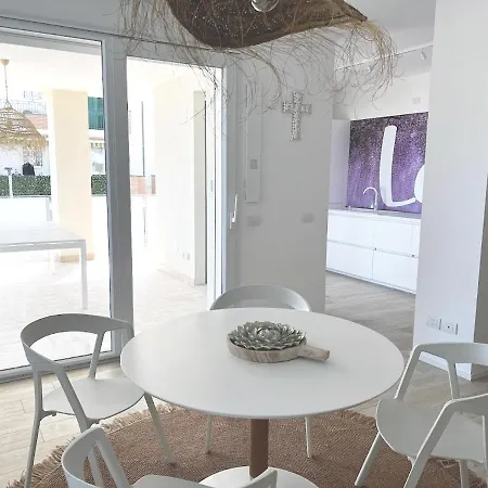 White Beach Front - 2 Bedroom * リッチョーネ
